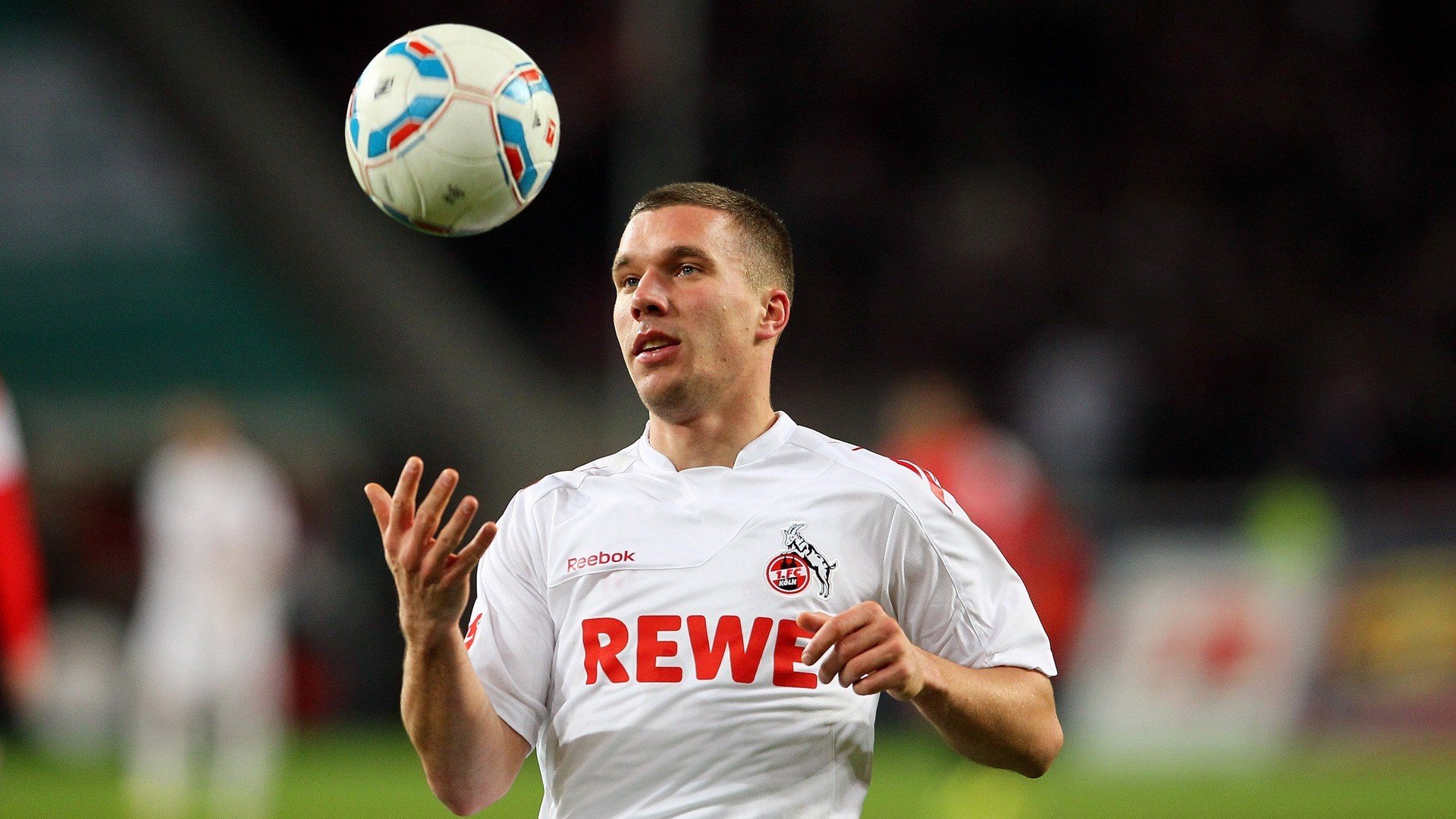 “足球文化周在全国多地同步开启，推广足球精神”，足球文化节标语